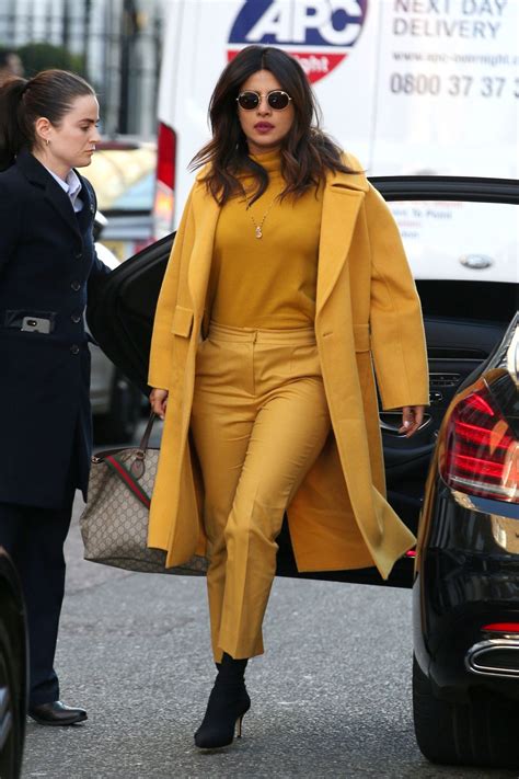 14 Priyanka Chopra Outfits That Redefine Effortless。